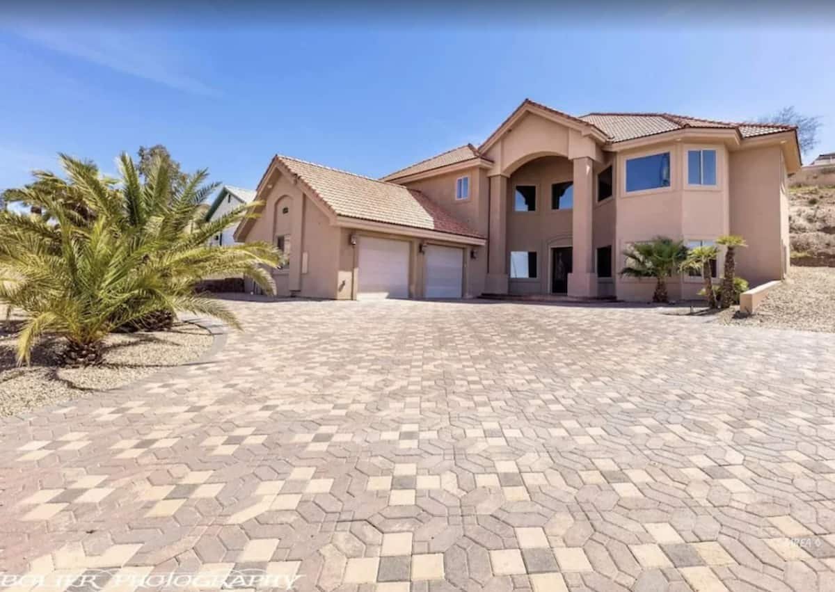 Golfer's Paradise Mansion — sleeps 20+ with game room and hot tub